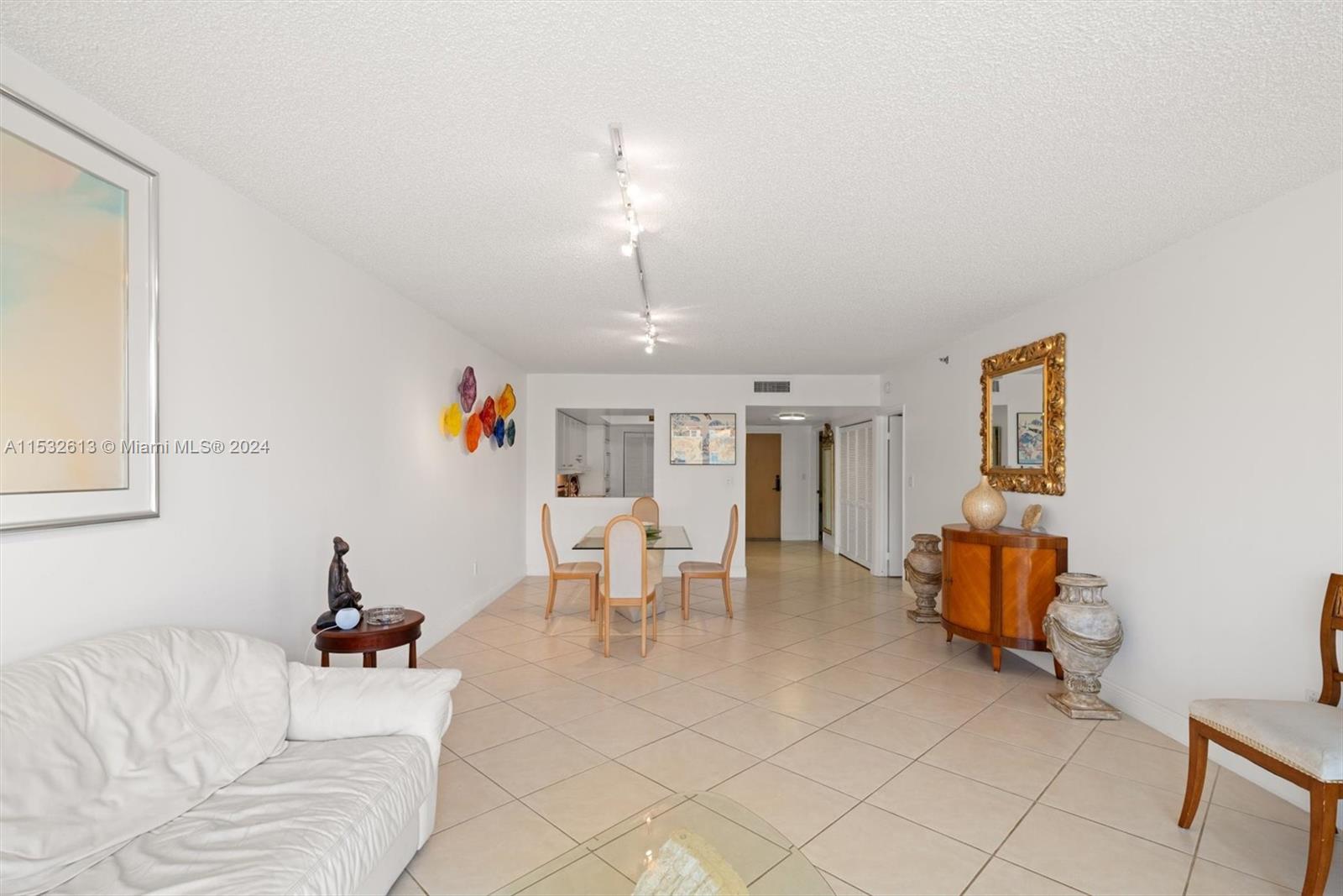8855 Collins Ave 3E, Surfside, Florida 33154, 1 Bedroom Bedrooms, ,1 BathroomBathrooms,Residentiallease,For Rent,8855 Collins Ave 3E,A11532613