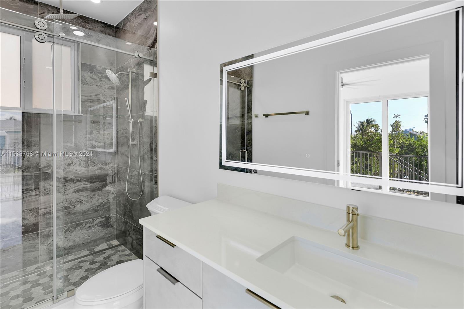 1st floor guest en-suite bathroom off living room