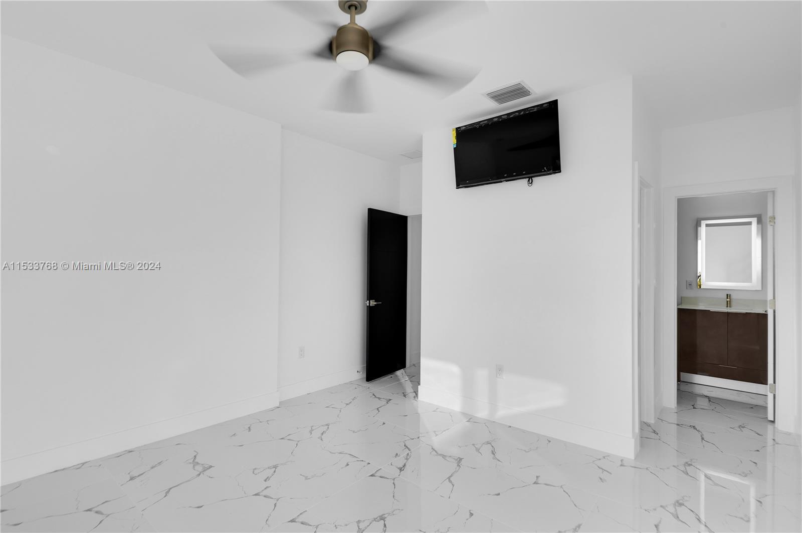 2nd floor guest en-suite - front of house