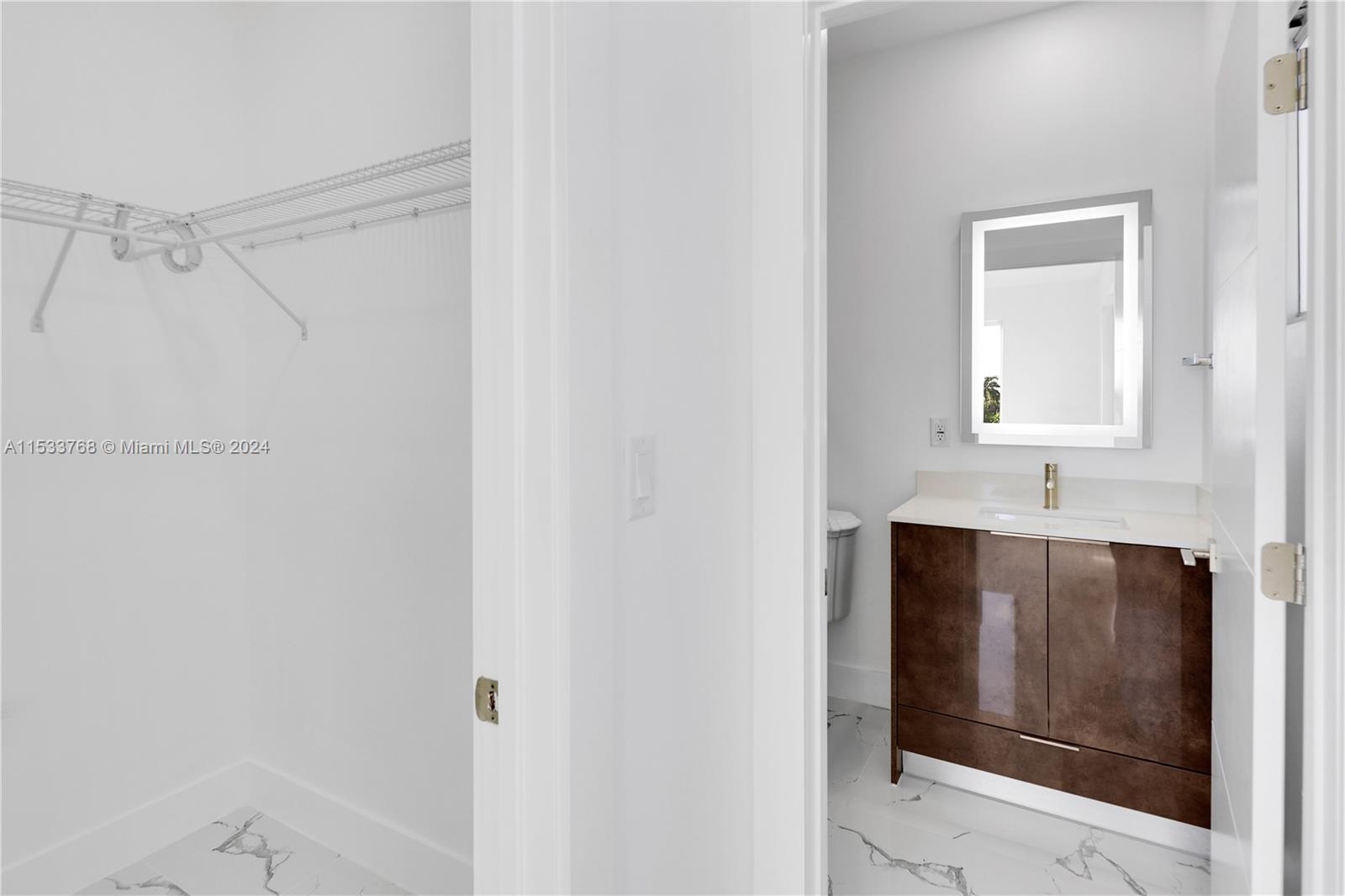 2nd floor guest en-suite bathroom with walk-n closet