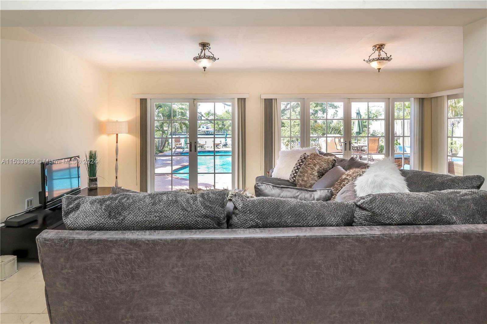 936 N Northlake Dr, Hollywood, Florida 33019, 3 Bedrooms Bedrooms, ,2 BathroomsBathrooms,Residentiallease,For Rent,936 N Northlake Dr,A11533983