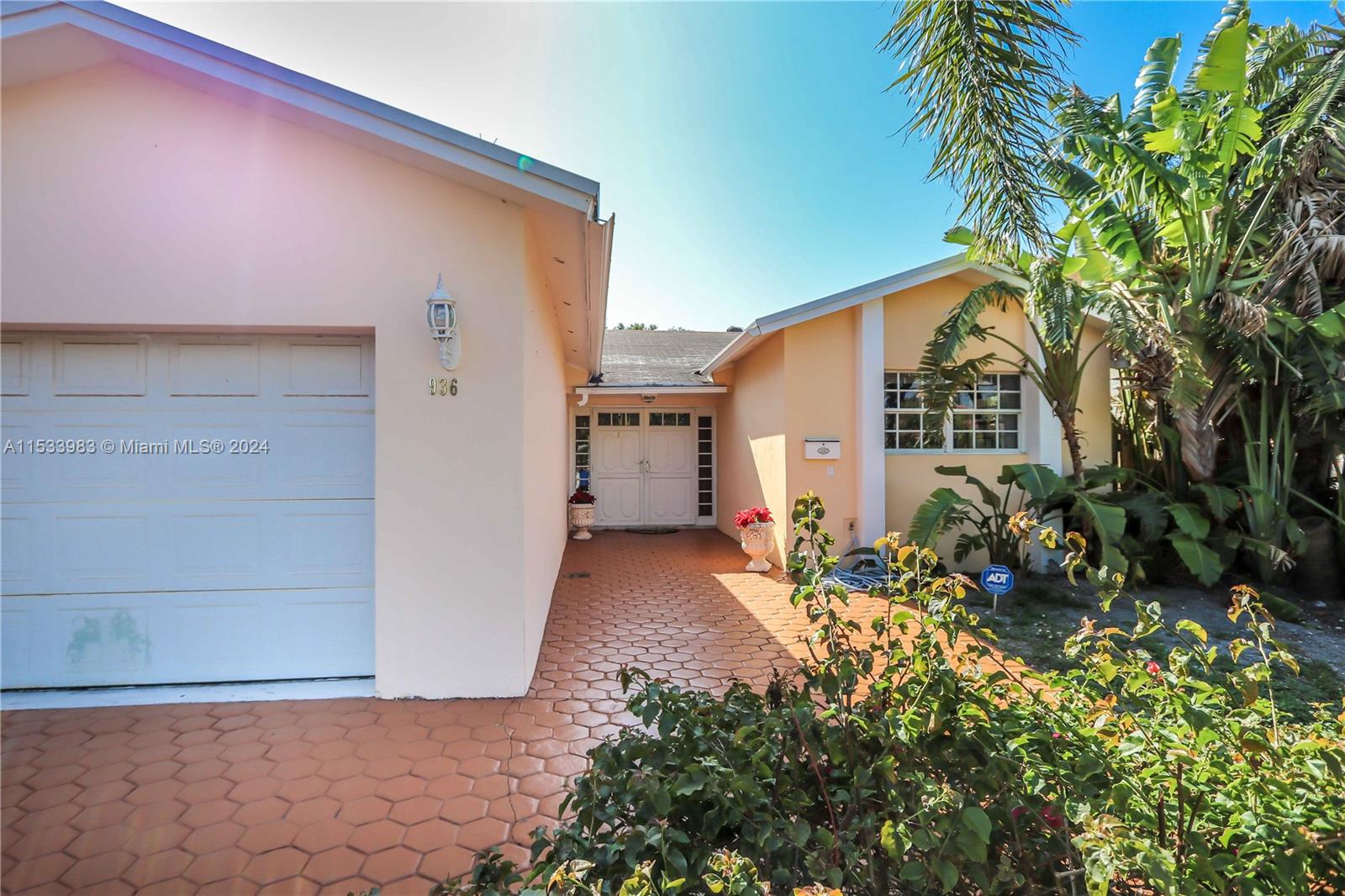 936 N Northlake Dr, Hollywood, Florida 33019, 3 Bedrooms Bedrooms, ,2 BathroomsBathrooms,Residentiallease,For Rent,936 N Northlake Dr,A11533983