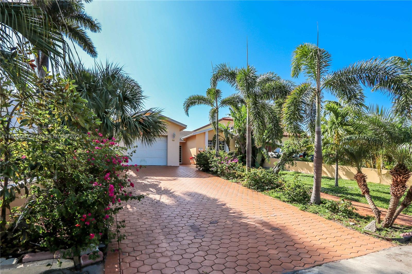 936 N Northlake Dr, Hollywood, Florida 33019, 3 Bedrooms Bedrooms, ,2 BathroomsBathrooms,Residentiallease,For Rent,936 N Northlake Dr,A11533983