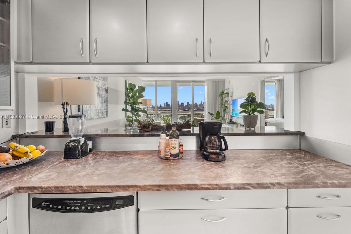 Miami Beach, Florida 33139, 2 Bedrooms Bedrooms, ,2 BathroomsBathrooms,Residentiallease,For Rent,A11533937