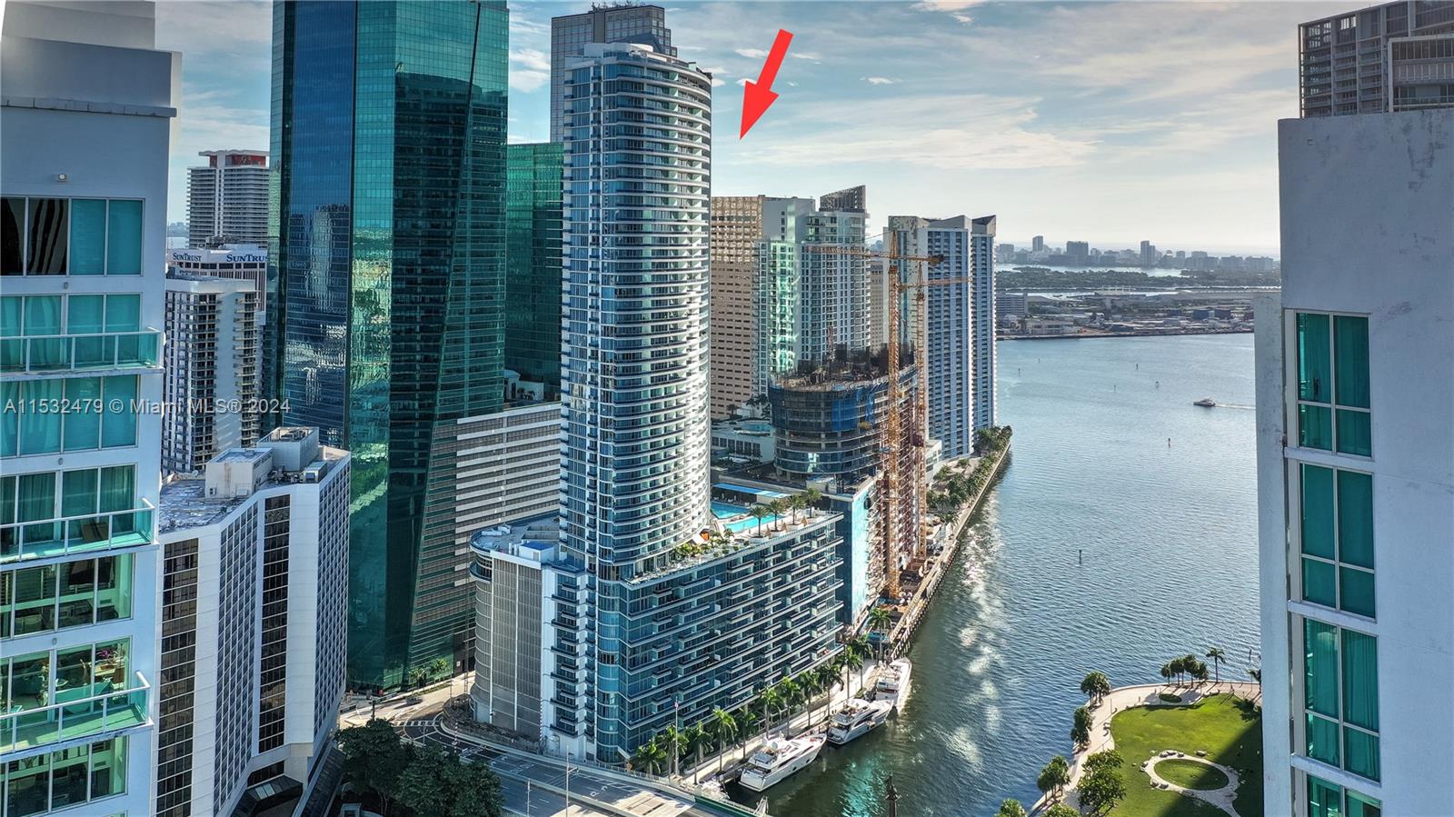 Exclusive Modern Lower Penthouse at Epic Condo, Downtown Miami. 2bed/ 2bath/ 1 half bath. top-notch finishes, 48x48 Marble Floor, Water and City views, sub-zero appliances, oversized balconies and more, Prestigious Building home of ZUMA Restaurant, pool, 5 start spa/yoga/fitness center. Walking distances to Brickell, Bayside, Novikov, Hell Kitchen, Whole food, Silver Spot Cinema nearby.