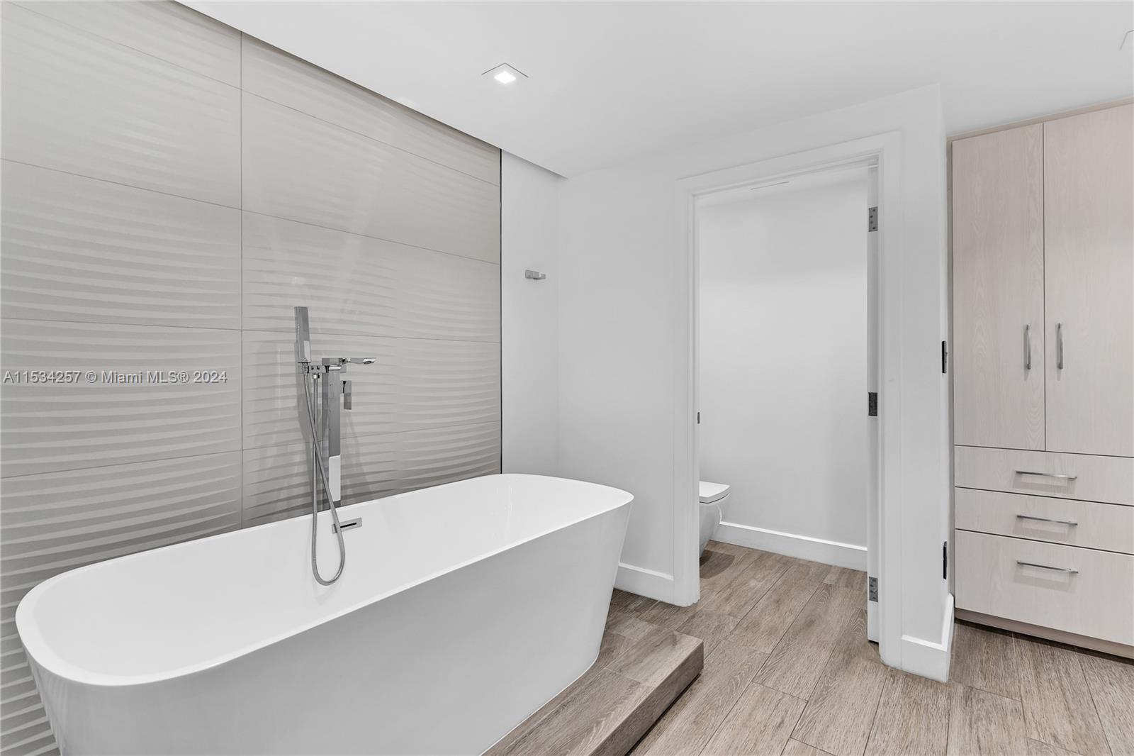 452 Hampton Ln, Key Biscayne, FL, 33149 United States, 4 Bedrooms Bedrooms, ,4 BathroomsBathrooms,Residential,For Sale,Hampton Ln,A11534257