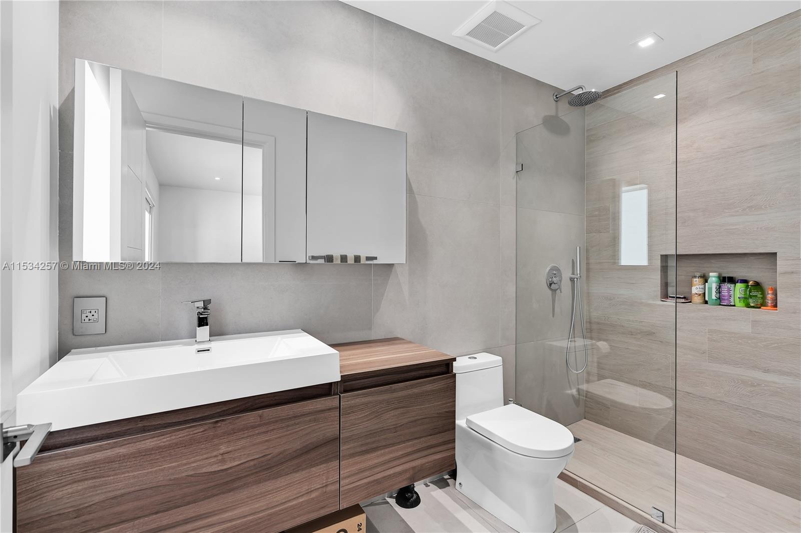 452 Hampton Ln, Key Biscayne, FL, 33149 United States, 4 Bedrooms Bedrooms, ,4 BathroomsBathrooms,Residential,For Sale,Hampton Ln,A11534257