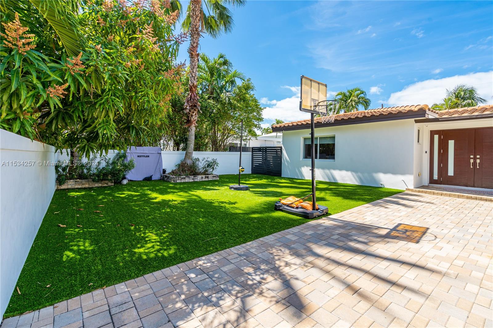 452 Hampton Ln, Key Biscayne, FL, 33149 United States, 4 Bedrooms Bedrooms, ,4 BathroomsBathrooms,Residential,For Sale,Hampton Ln,A11534257