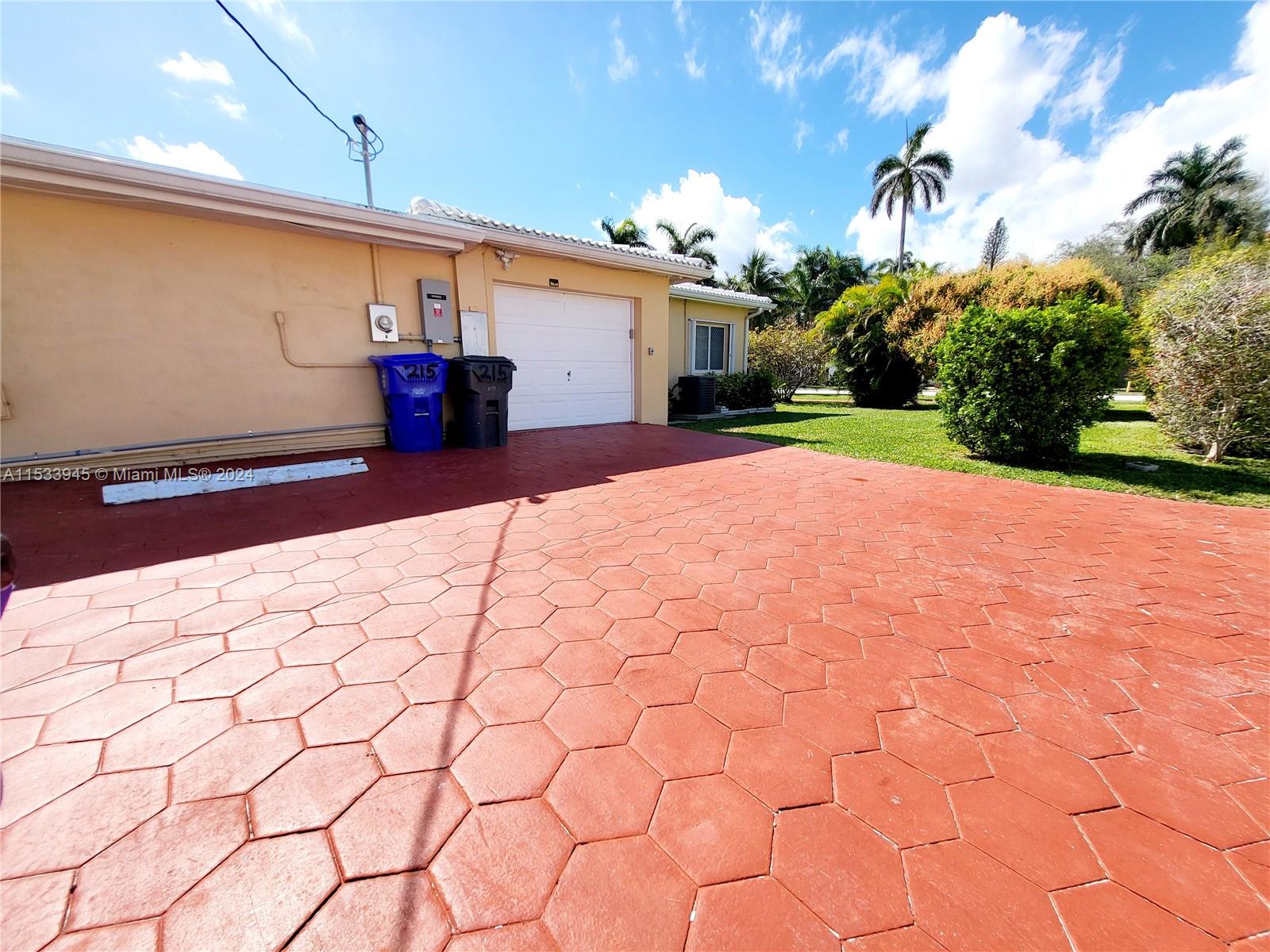 215 S 12th Ave House, Hollywood, Florida 33019, 2 Bedrooms Bedrooms, ,2 BathroomsBathrooms,Residentiallease,For Rent,215 S 12th Ave House,A11533945