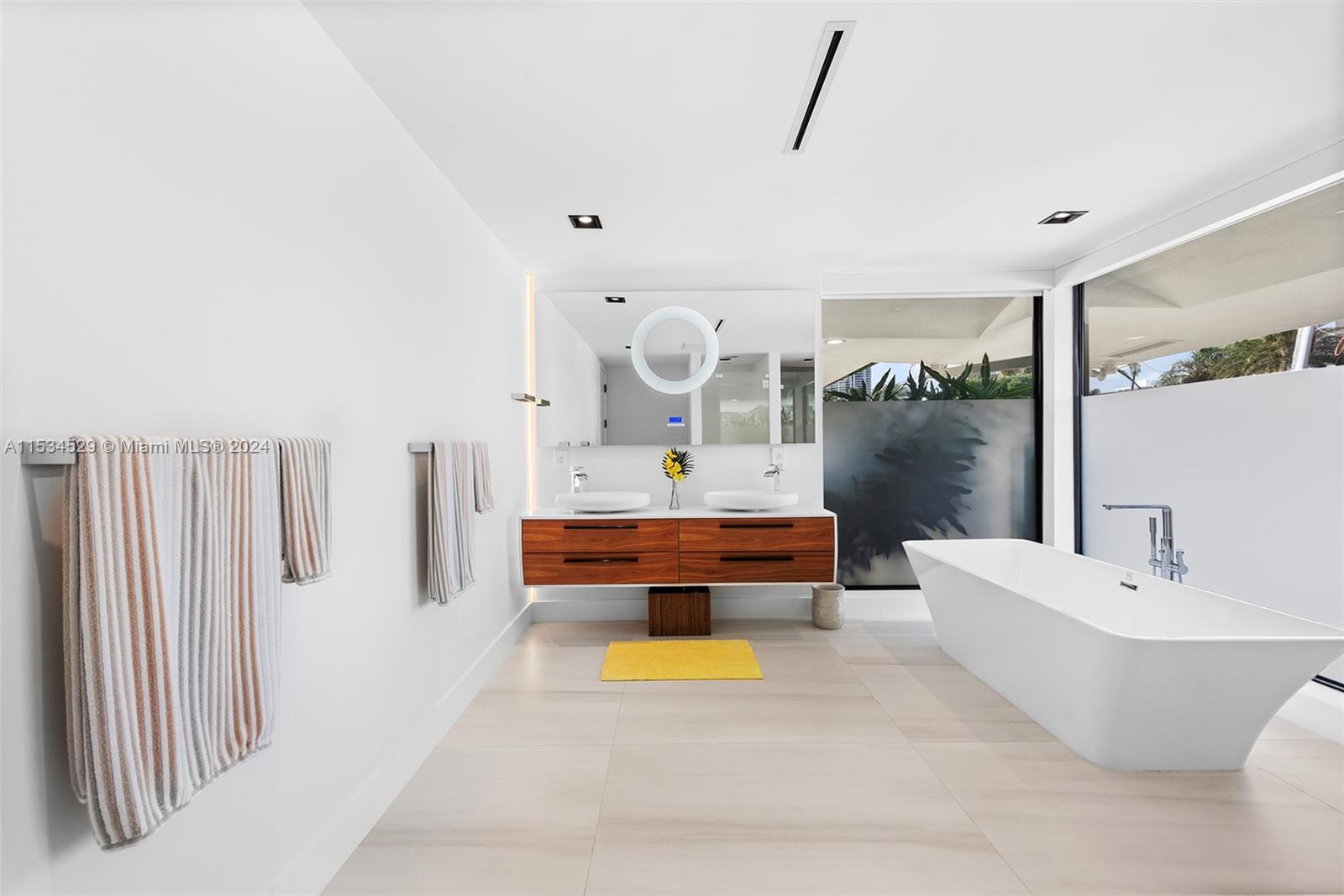 607 Palm Dr, Hallandale Beach, Florida 33009, 5 Bedrooms Bedrooms, ,6 BathroomsBathrooms,Residential,For Sale,607 Palm Dr,A11534529