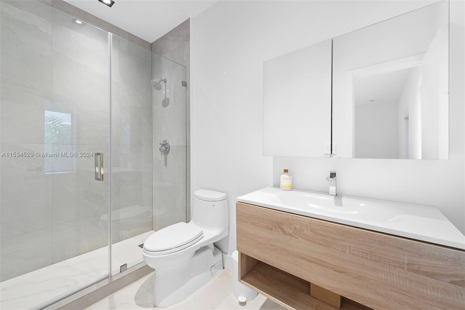 607 Palm Dr, Hallandale Beach, Florida 33009, 5 Bedrooms Bedrooms, ,6 BathroomsBathrooms,Residential,For Sale,607 Palm Dr,A11534529