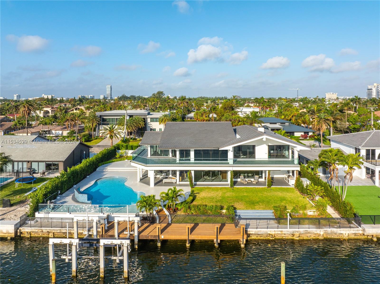 607 Palm Dr, Hallandale Beach, Florida 33009, 5 Bedrooms Bedrooms, ,6 BathroomsBathrooms,Residential,For Sale,607 Palm Dr,A11534529