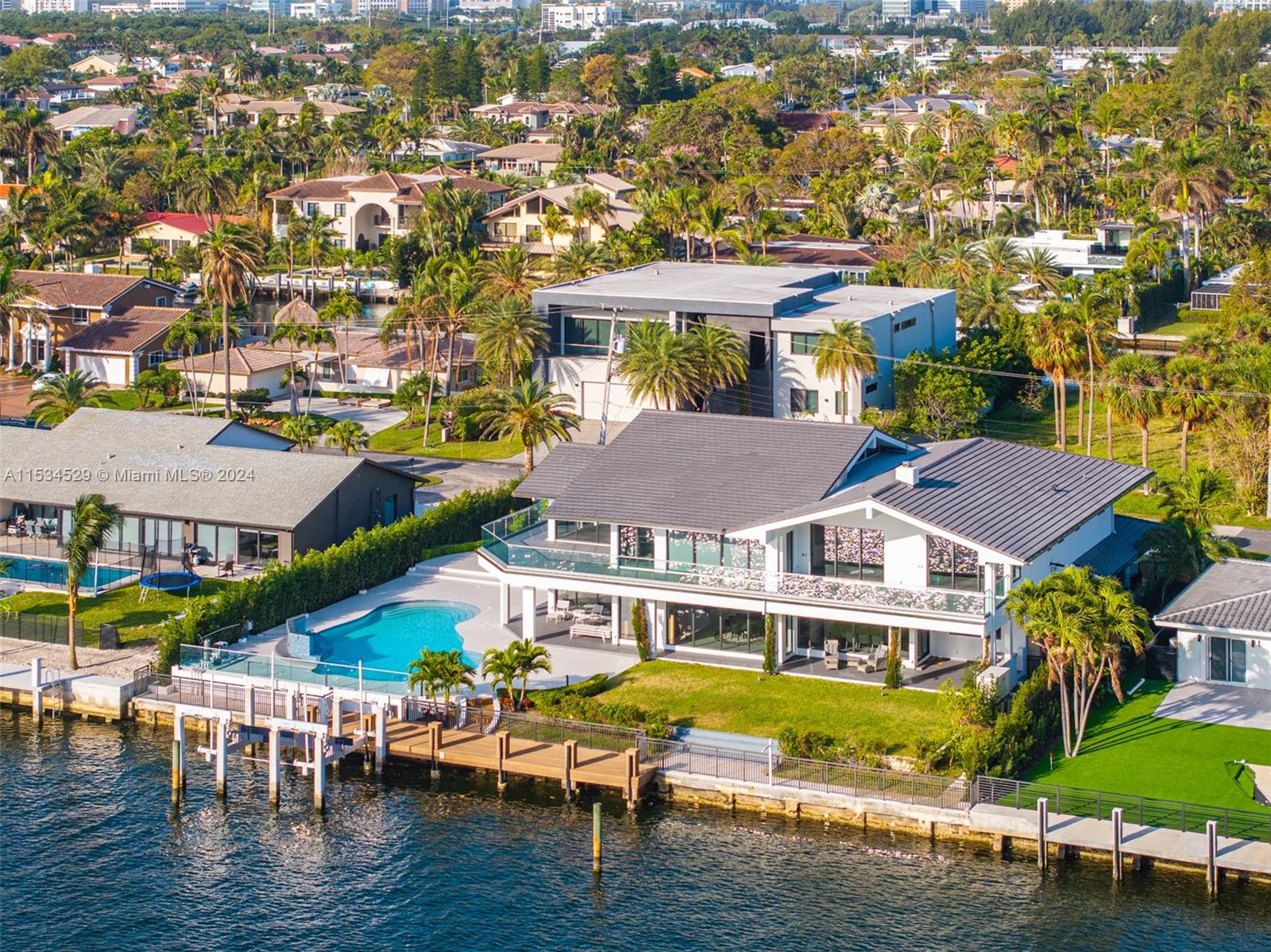 607 Palm Dr, Hallandale Beach, Florida 33009, 5 Bedrooms Bedrooms, ,6 BathroomsBathrooms,Residential,For Sale,607 Palm Dr,A11534529