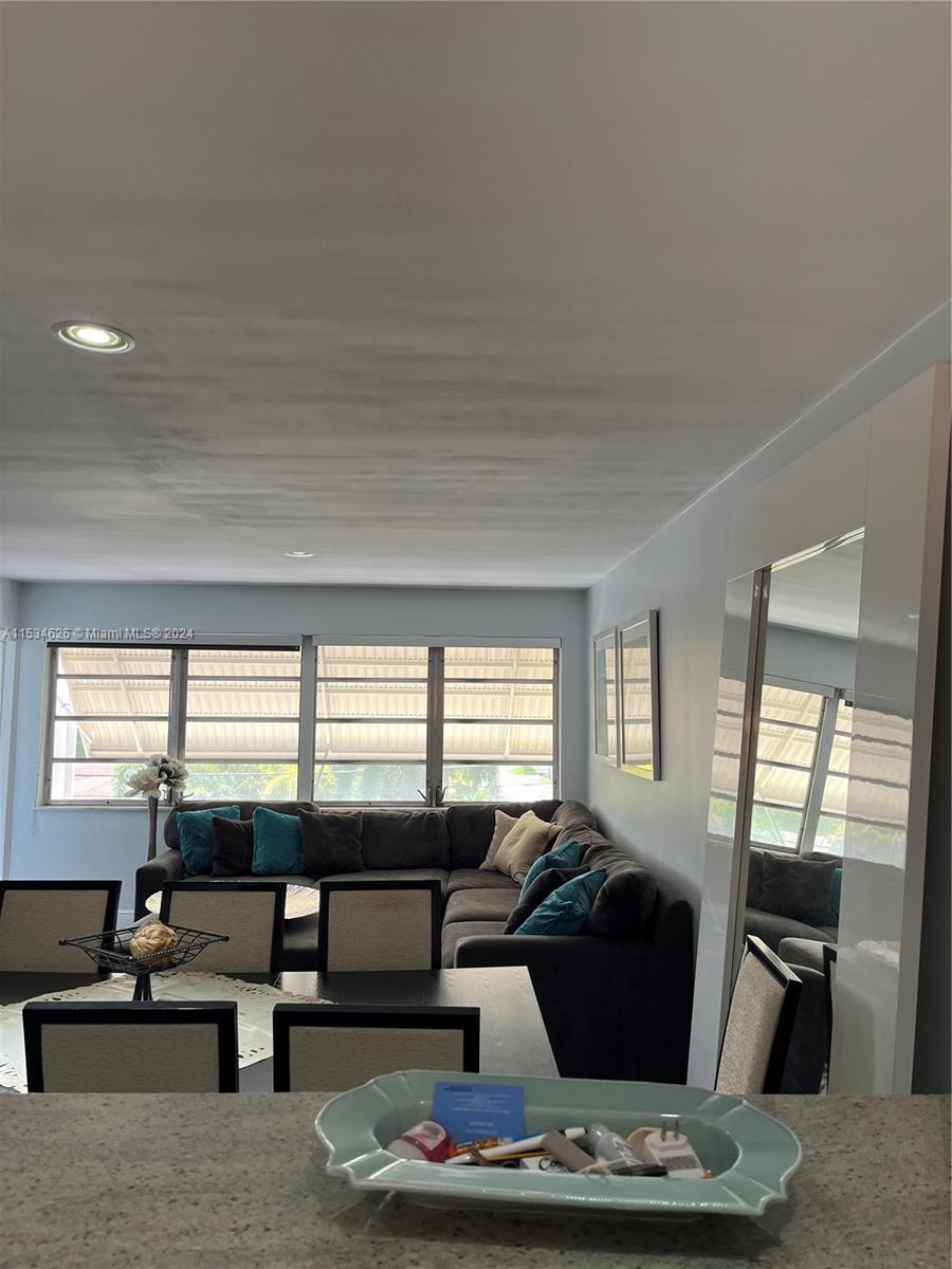 215 SE 3rd Ave 301B, Hallandale Beach, Florida 33009, 1 Bedroom Bedrooms, ,1 BathroomBathrooms,Residential,For Sale,215 SE 3rd Ave 301B,A11534626