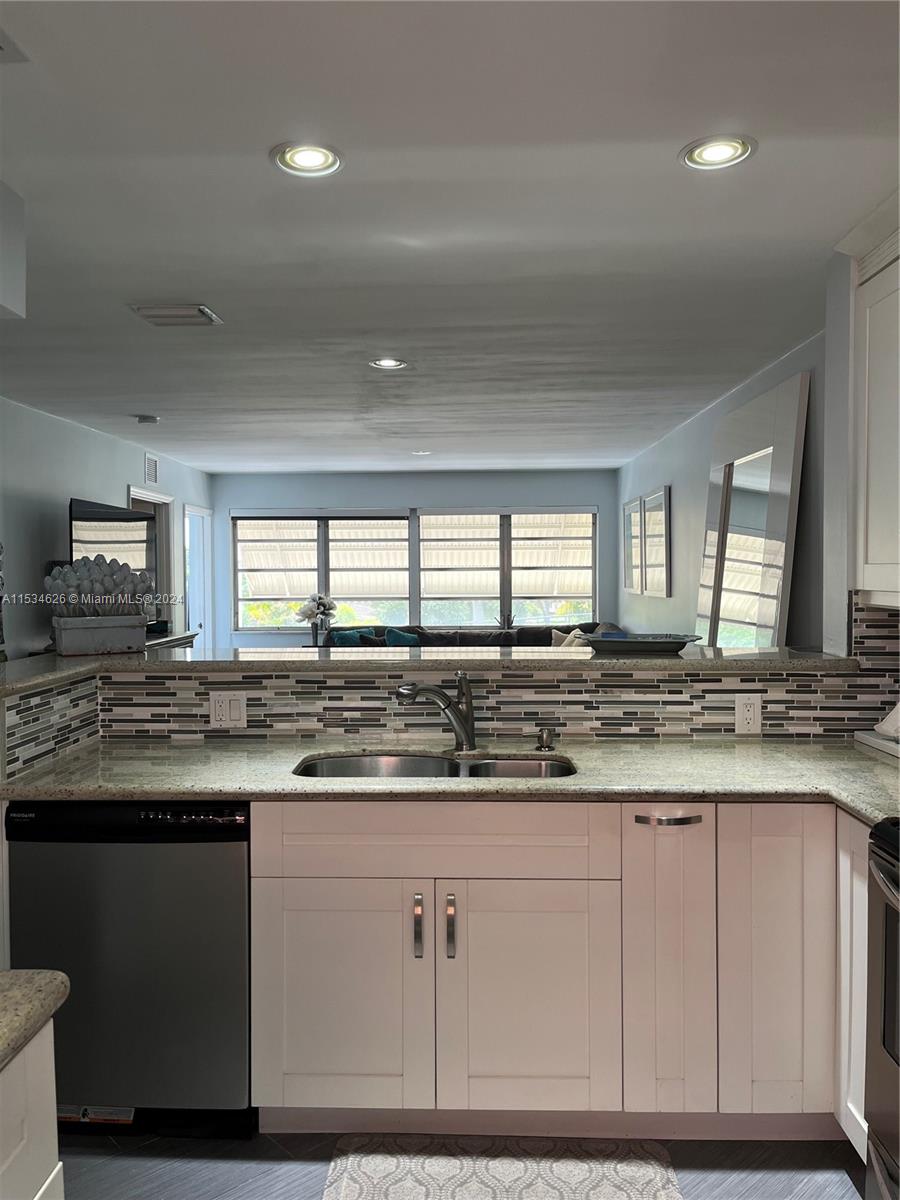 215 SE 3rd Ave 301B, Hallandale Beach, Florida 33009, 1 Bedroom Bedrooms, ,1 BathroomBathrooms,Residential,For Sale,215 SE 3rd Ave 301B,A11534626