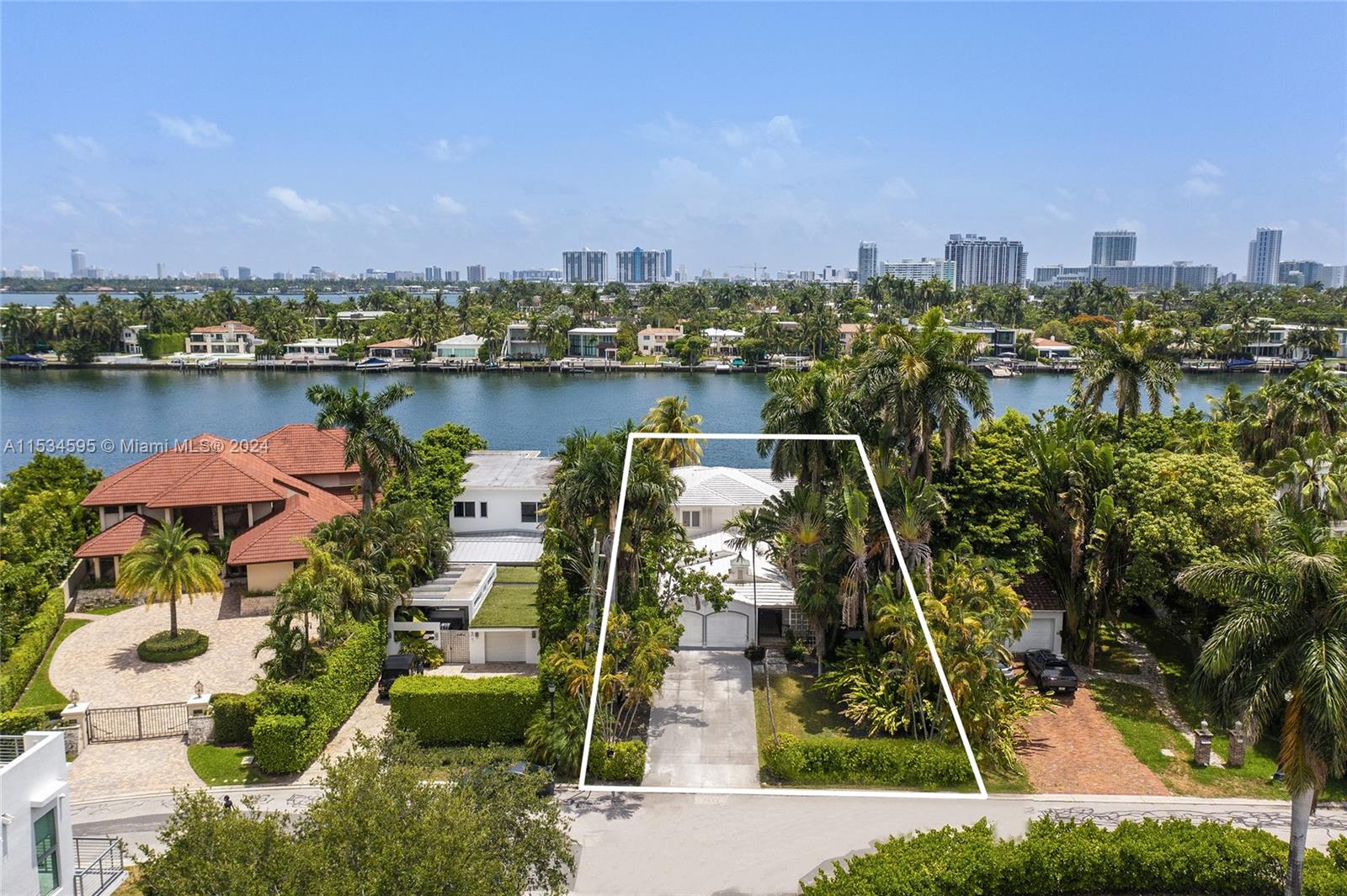 325 San Marino Dr, Miami Beach, FL, 33139 United States, 4 Bedrooms Bedrooms, ,3 BathroomsBathrooms,Residential,For Sale,San Marino Dr,A11534595