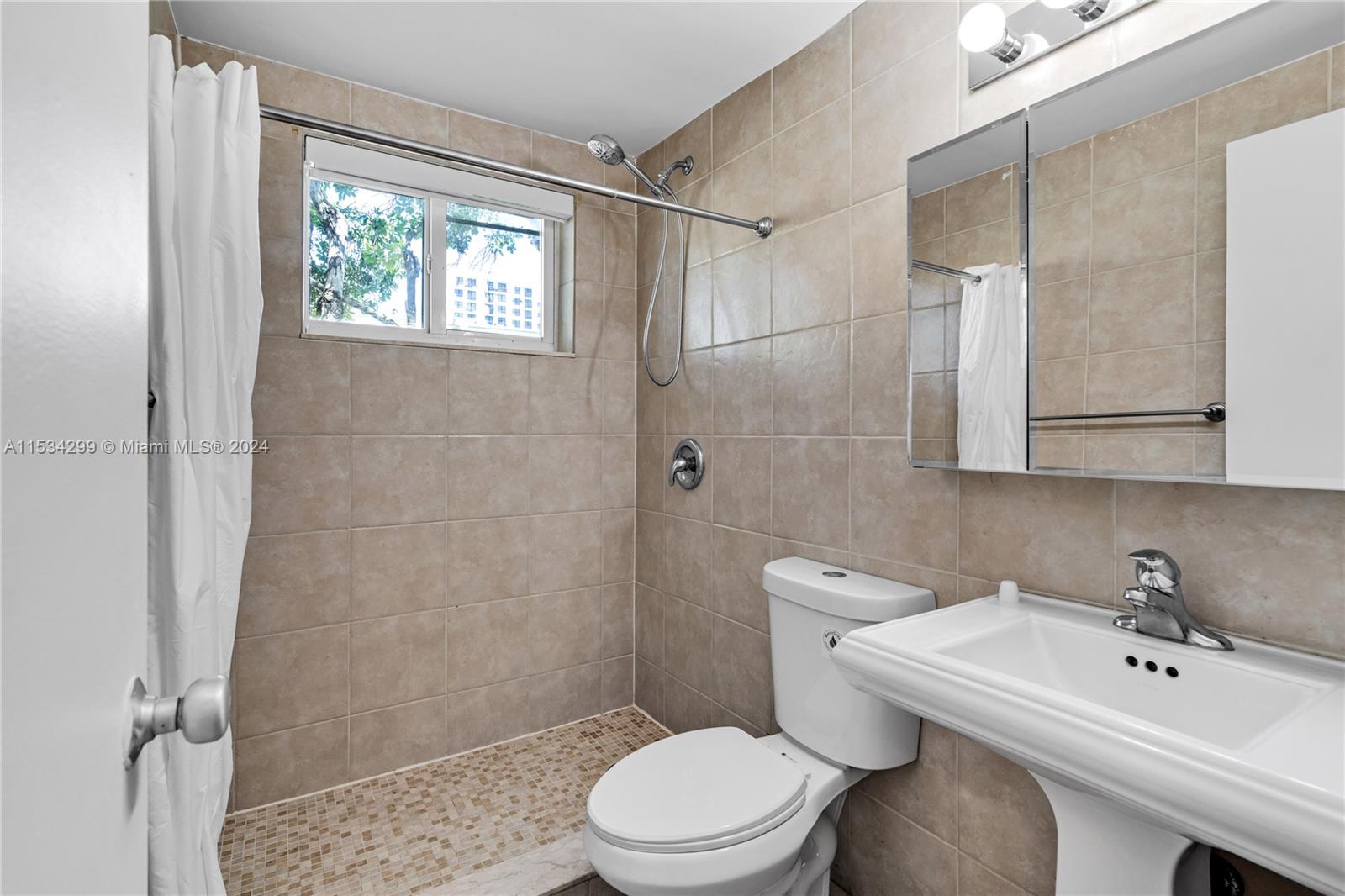 428 Collins Ave 1, Miami Beach, Florida 33139, 1 Bedroom Bedrooms, ,1 BathroomBathrooms,Residentiallease,For Rent,428 Collins Ave 1,A11534299