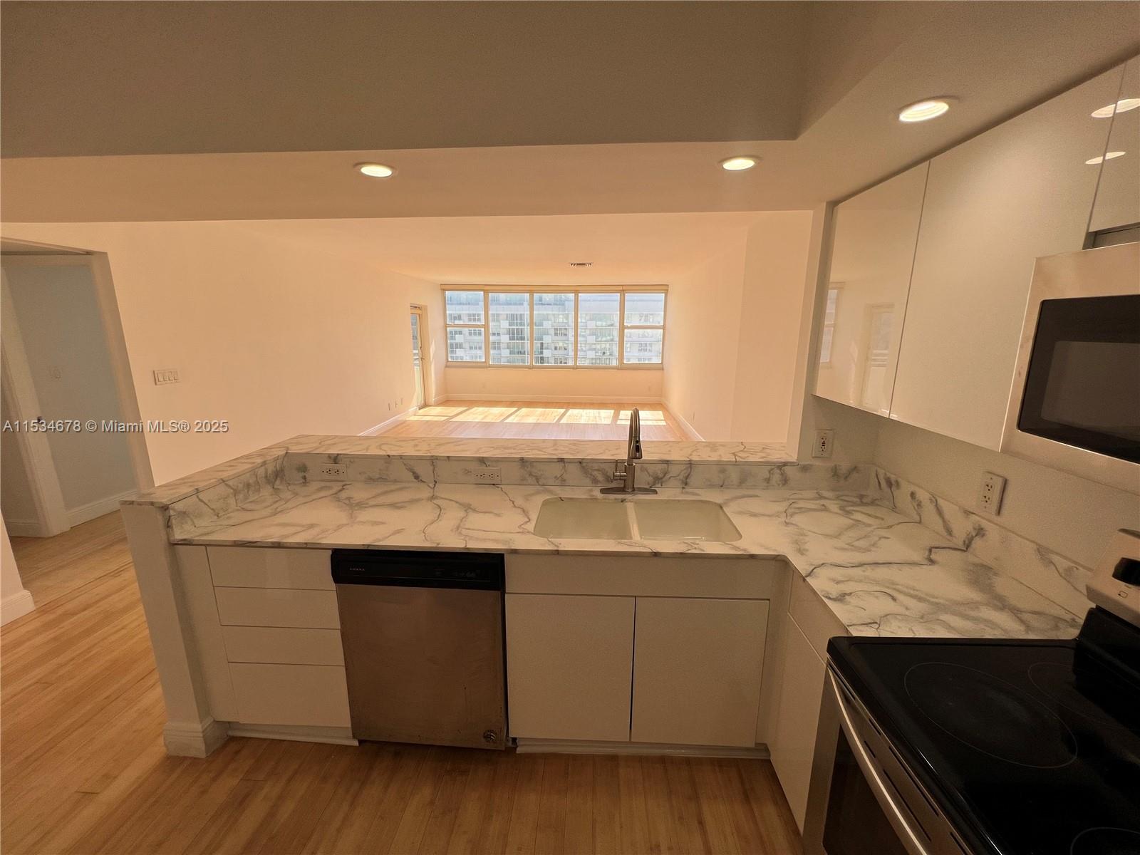 5600 Collins Ave 17T, Miami Beach, Florida 33140, 2 Bedrooms Bedrooms, ,2 BathroomsBathrooms,Residential,For Sale,5600 Collins Ave 17T,A11534678