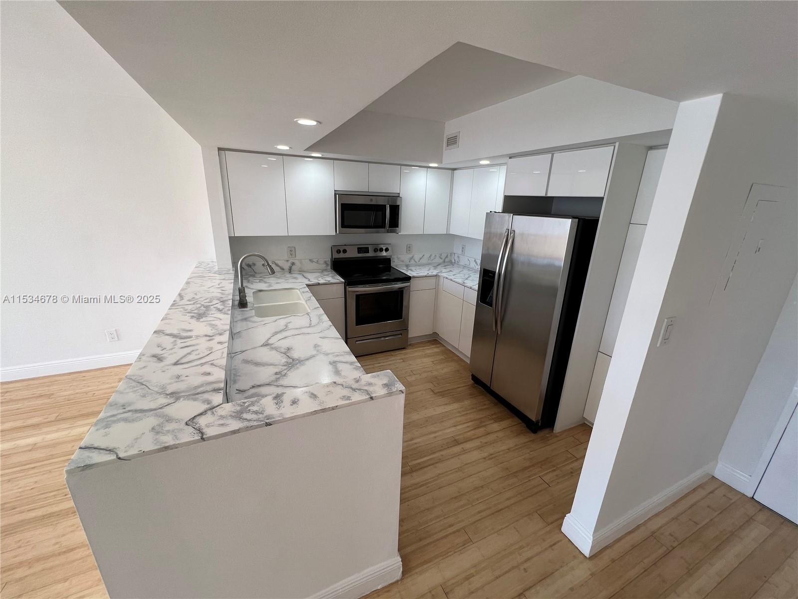 5600 Collins Ave 17T, Miami Beach, Florida 33140, 2 Bedrooms Bedrooms, ,2 BathroomsBathrooms,Residential,For Sale,5600 Collins Ave 17T,A11534678