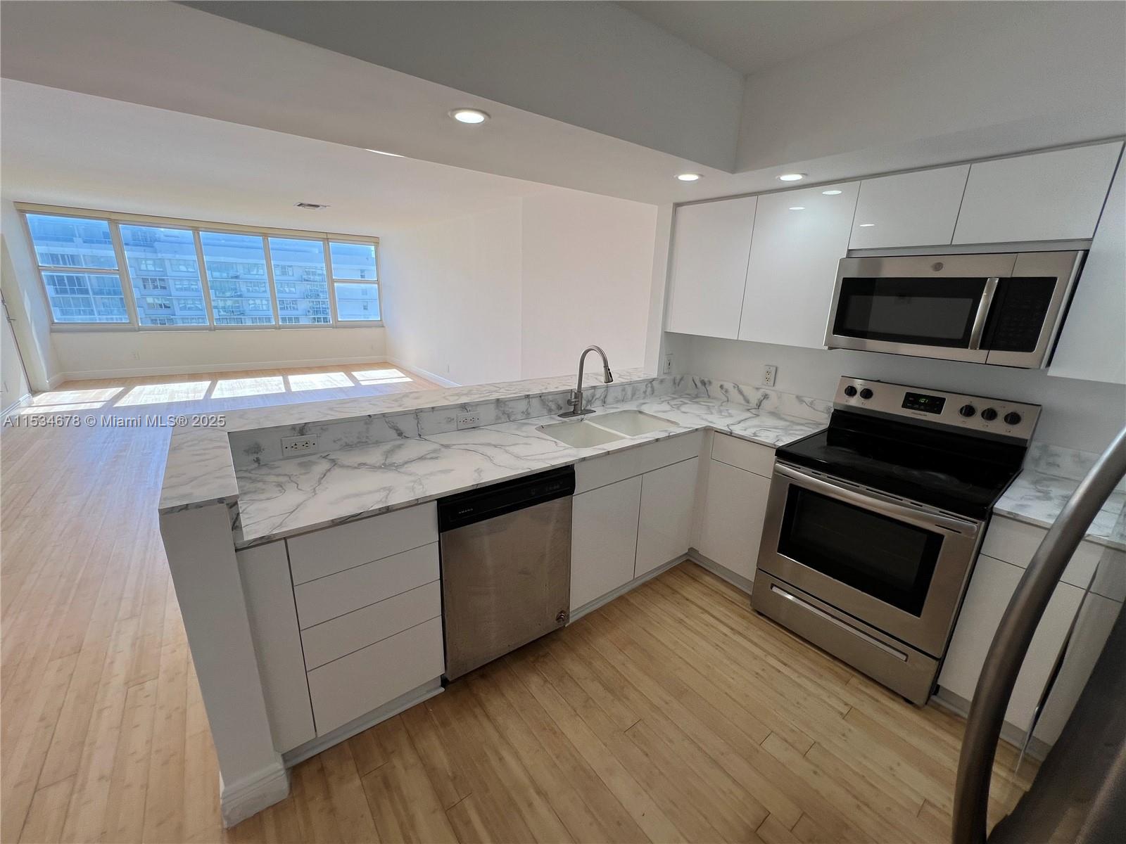 5600 Collins Ave 17T, Miami Beach, Florida 33140, 2 Bedrooms Bedrooms, ,2 BathroomsBathrooms,Residential,For Sale,5600 Collins Ave 17T,A11534678