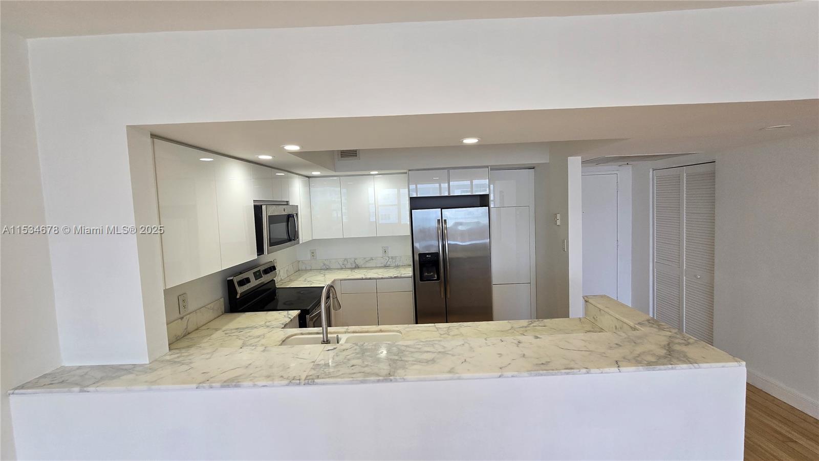 5600 Collins Ave 17T, Miami Beach, Florida 33140, 2 Bedrooms Bedrooms, ,2 BathroomsBathrooms,Residential,For Sale,5600 Collins Ave 17T,A11534678