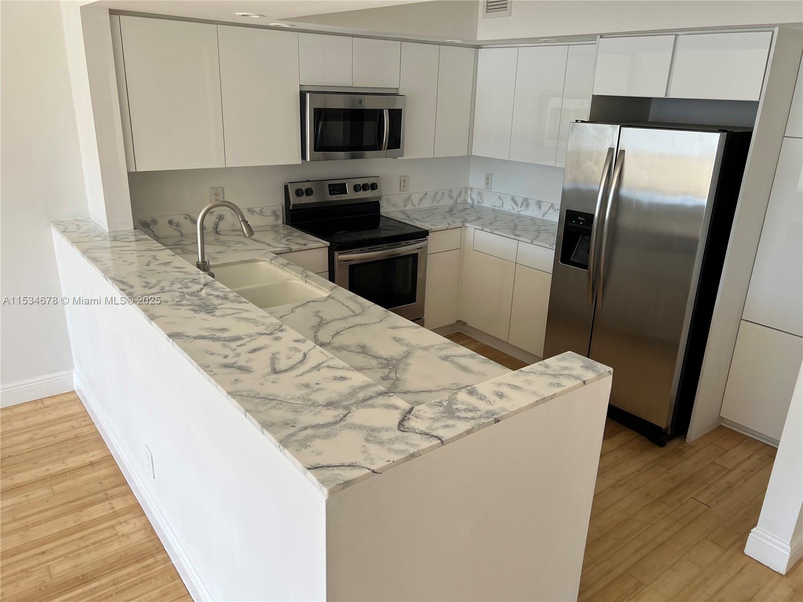 5600 Collins Ave 17T, Miami Beach, Florida 33140, 2 Bedrooms Bedrooms, ,2 BathroomsBathrooms,Residential,For Sale,5600 Collins Ave 17T,A11534678