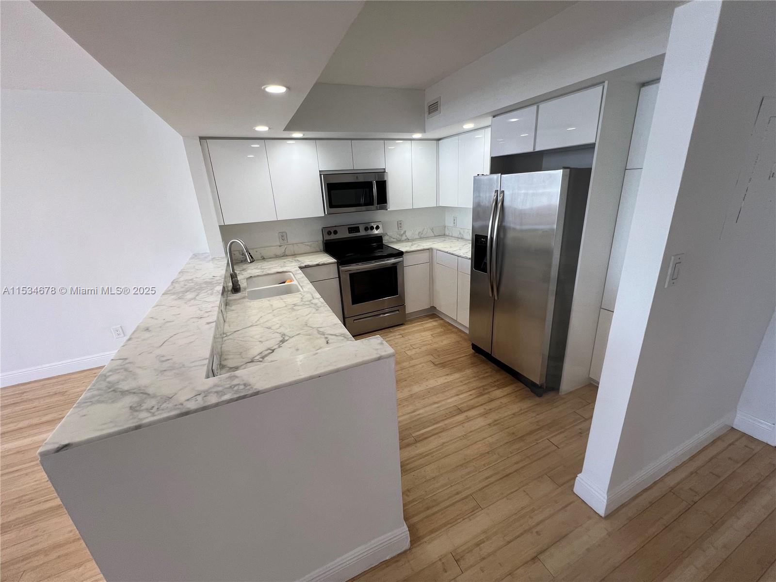 5600 Collins Ave 17T, Miami Beach, Florida 33140, 2 Bedrooms Bedrooms, ,2 BathroomsBathrooms,Residential,For Sale,5600 Collins Ave 17T,A11534678