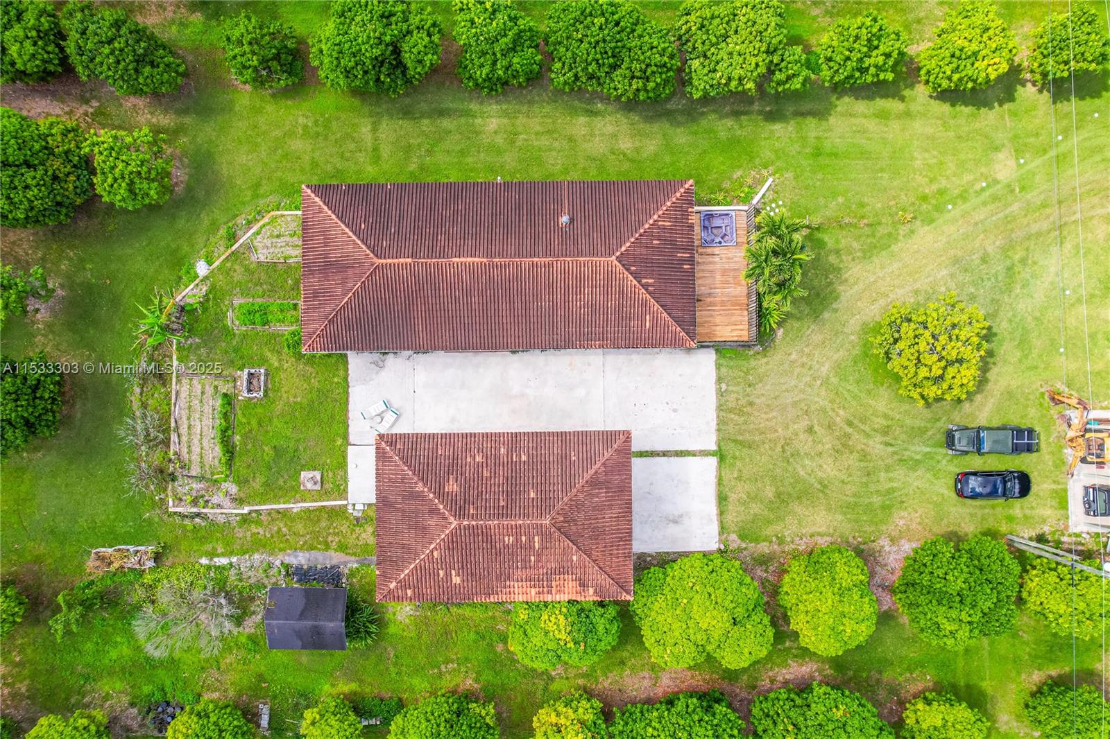 DETACHED GARAGE/WHAREHOUSE WITH 1/1 APARTMENT, OFFICE, EMPLOYEE BATHROOM AND HURRICAN PROOF TANDEM 13X10 DOORS