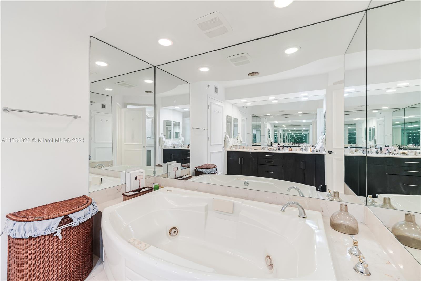 765 Crandon Blvd, Key Biscayne, FL, 33149 United States, 3 Bedrooms Bedrooms, ,4 BathroomsBathrooms,Residential,For Sale,Crandon Blvd,A11534322