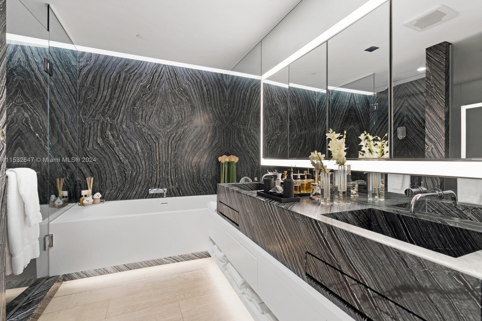 300 Collins Ave 4C, Miami Beach, Florida 33139, 3 Bedrooms Bedrooms, ,3 BathroomsBathrooms,Residential,For Sale,300 Collins Ave 4C,A11532647