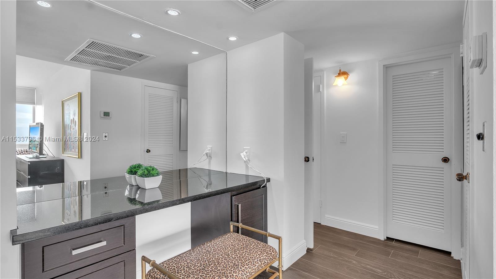 Primary Oceanfront Ensuite w/ Private Full Bath