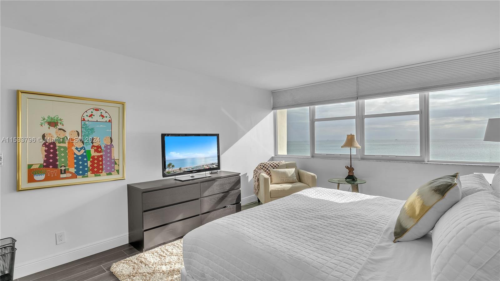 Newer Primary Bath w/ Bathtub