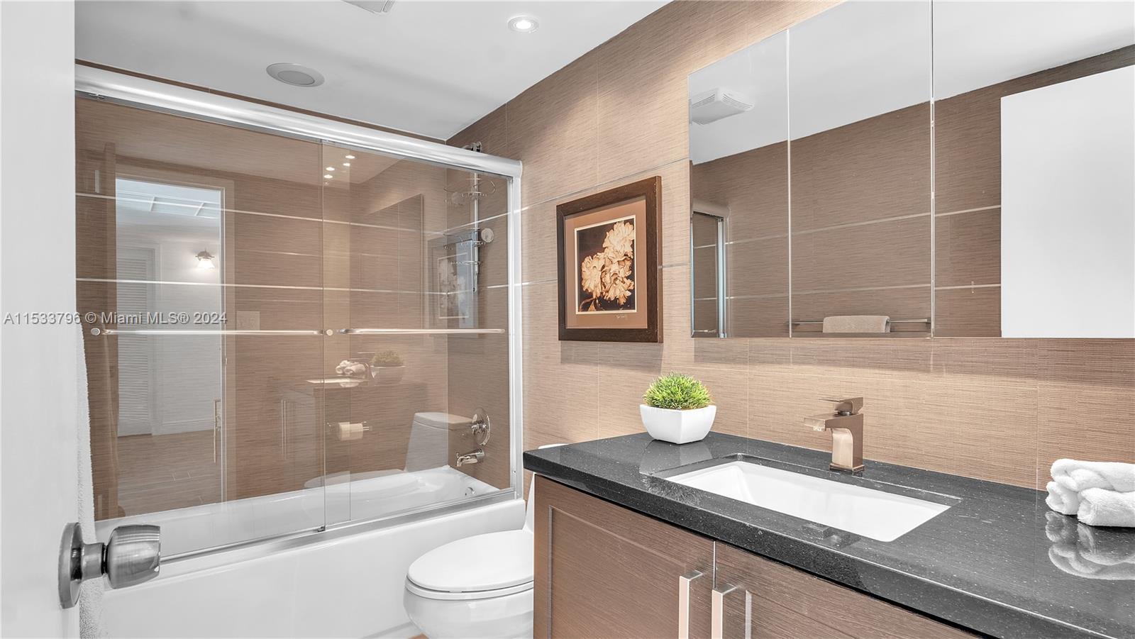 2nd Bedroom w/ Walk in closet