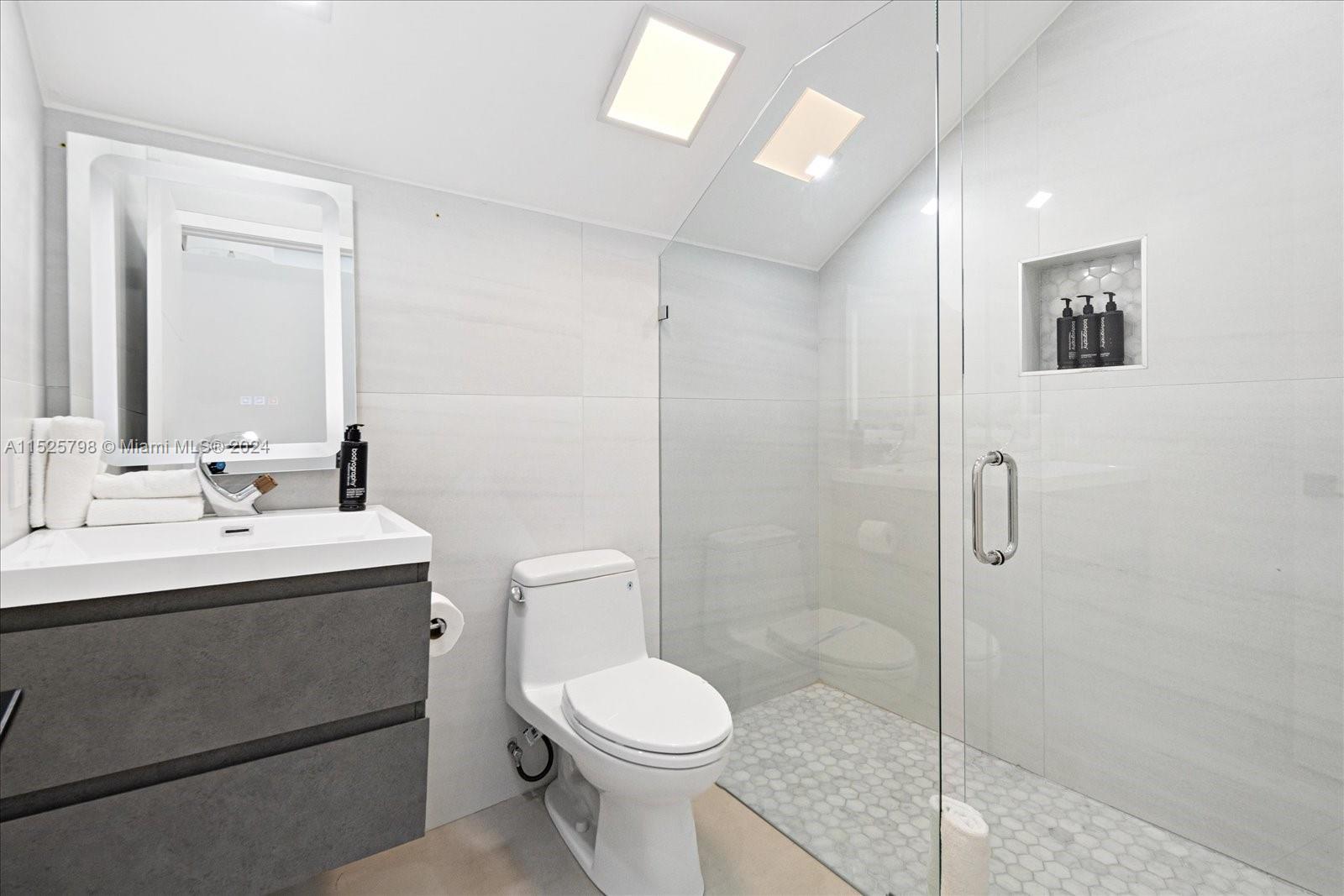 7720 Miami View Dr, North Bay Village, Florida 33141, 5 Bedrooms Bedrooms, ,4 BathroomsBathrooms,Residential,For Sale,7720 Miami View Dr,A11525798