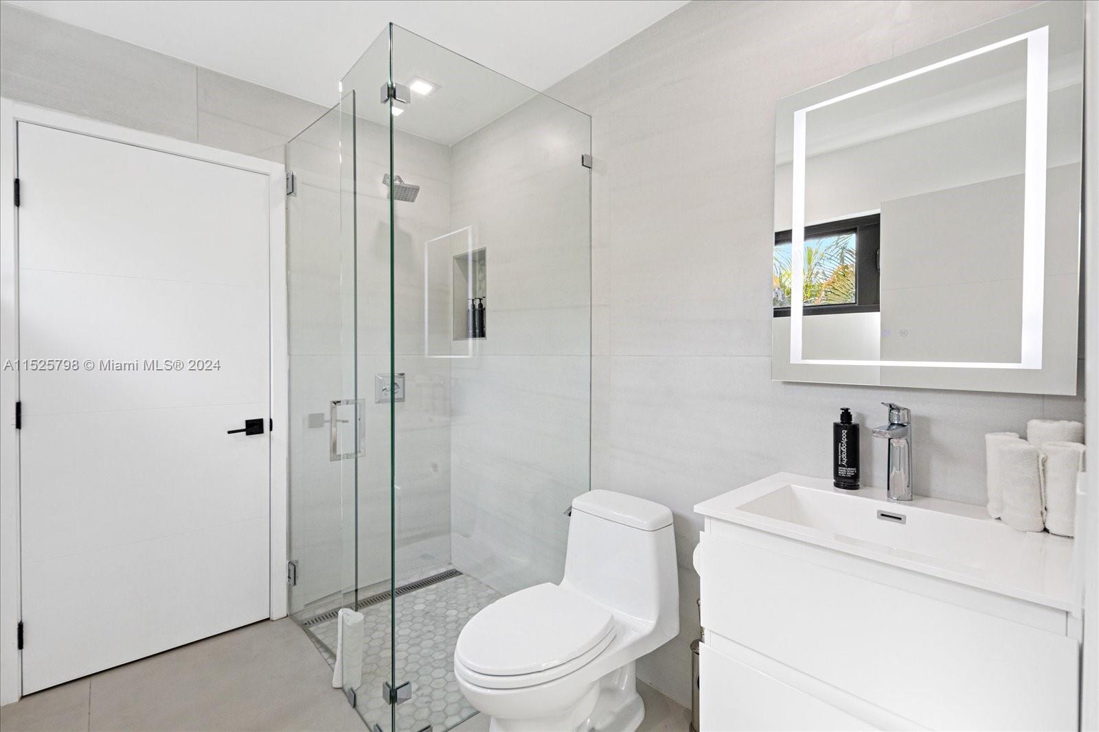 7720 Miami View Dr, North Bay Village, Florida 33141, 5 Bedrooms Bedrooms, ,4 BathroomsBathrooms,Residential,For Sale,7720 Miami View Dr,A11525798