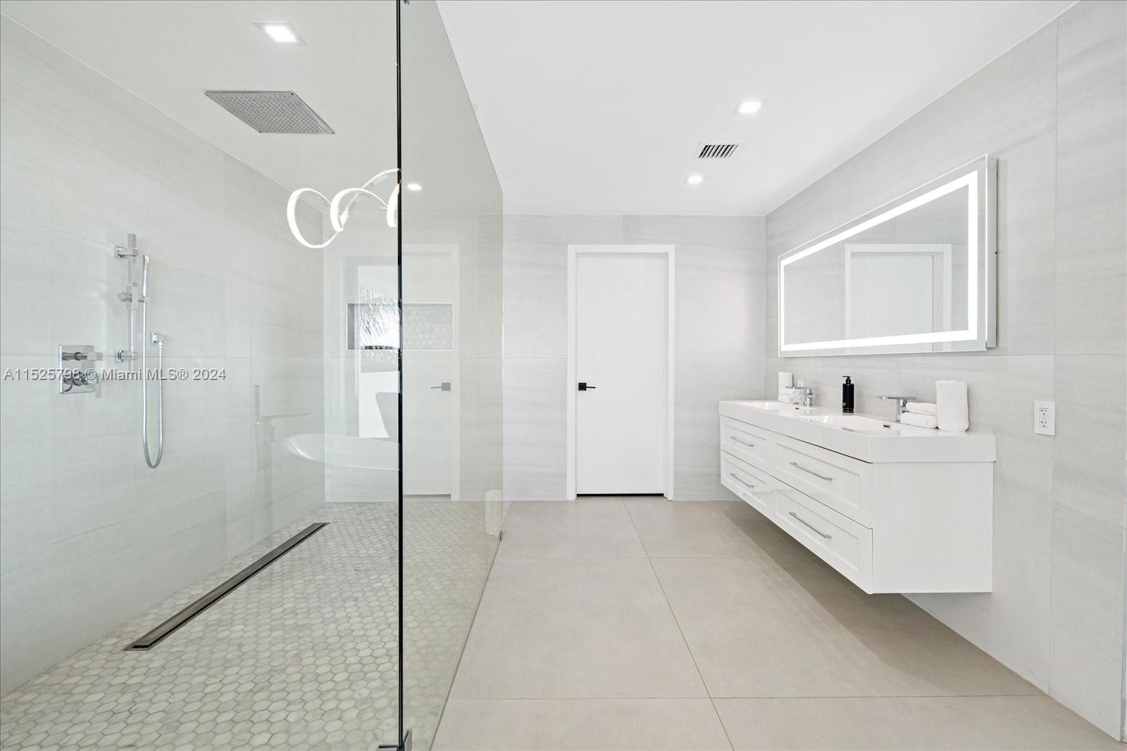 7720 Miami View Dr, North Bay Village, Florida 33141, 5 Bedrooms Bedrooms, ,4 BathroomsBathrooms,Residential,For Sale,7720 Miami View Dr,A11525798