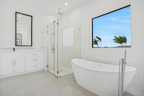 MASTER BATHROOM AND TUB