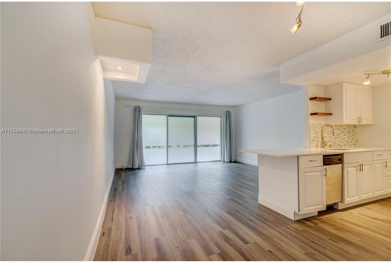 9371 Fontainebleau Blvd I104, Miami, Florida 33172, 2 Bedrooms Bedrooms, ,2 BathroomsBathrooms,Residentiallease,For Rent,9371 Fontainebleau Blvd I104,A11534960