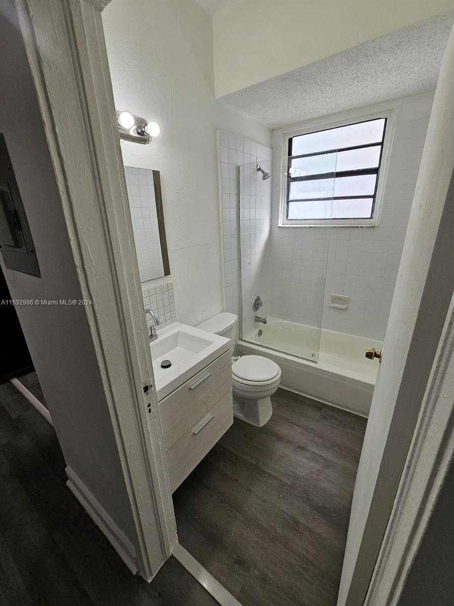 7149 Bay Dr 15, Miami Beach, Florida 33141, 2 Bedrooms Bedrooms, ,1 BathroomBathrooms,Residentiallease,For Rent,7149 Bay Dr 15,A11532986