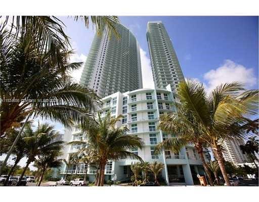 GREAT LOCATION. Luxurious condominium. European style open kitchen. Hardwood floor throughout, stainless steel appliances. Washer and Dryer inside the unit. The rental include WI-FI. Business center, Gym, Pool, Wonderfull view of Biscayne Bay and the city.