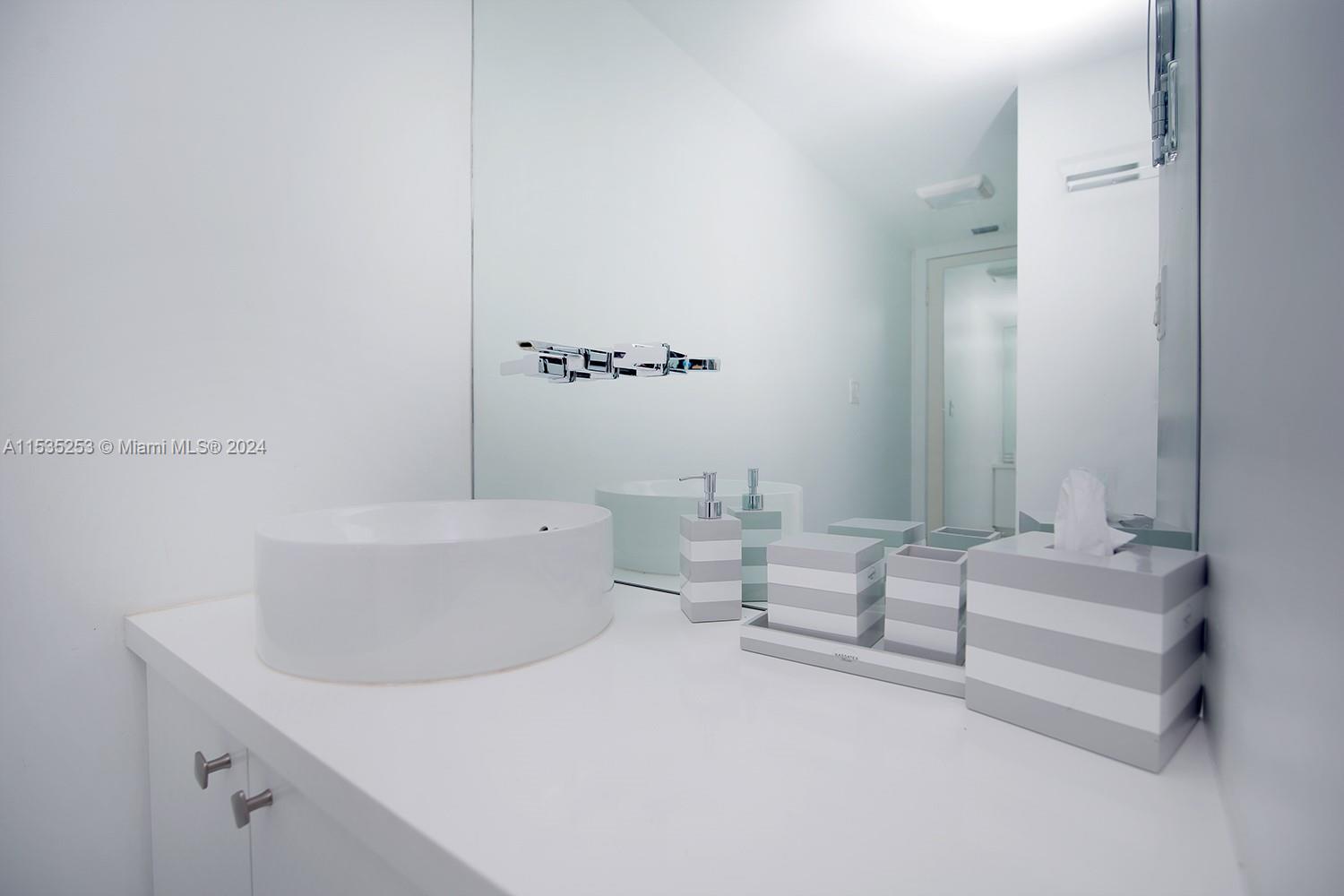 2555 Collins Ave 1114, Miami Beach, Florida 33140, 1 Bedroom Bedrooms, ,2 BathroomsBathrooms,Residentiallease,For Rent,2555 Collins Ave 1114,A11535253