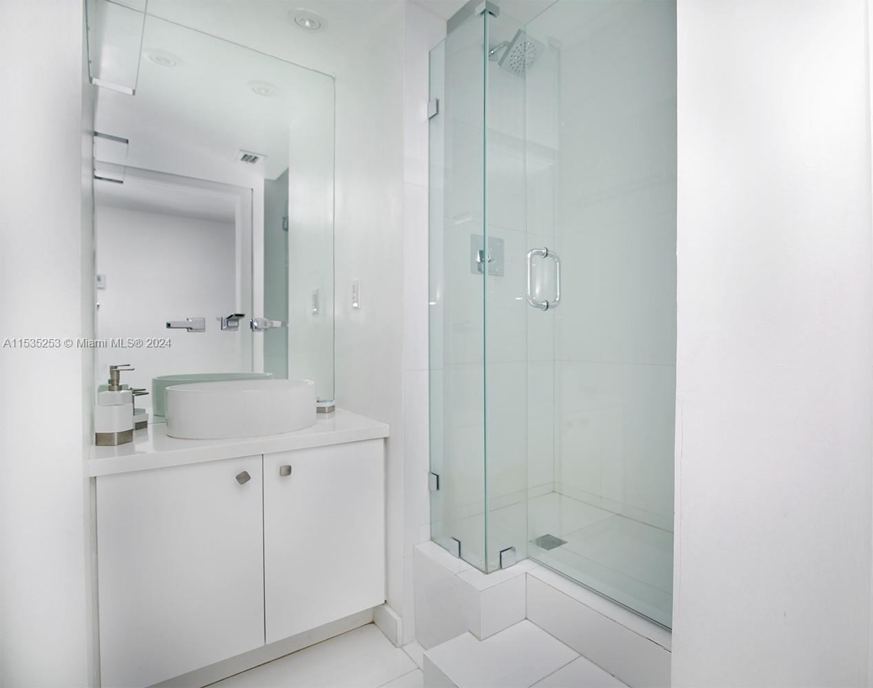 2555 Collins Ave 1114, Miami Beach, Florida 33140, 1 Bedroom Bedrooms, ,2 BathroomsBathrooms,Residentiallease,For Rent,2555 Collins Ave 1114,A11535253