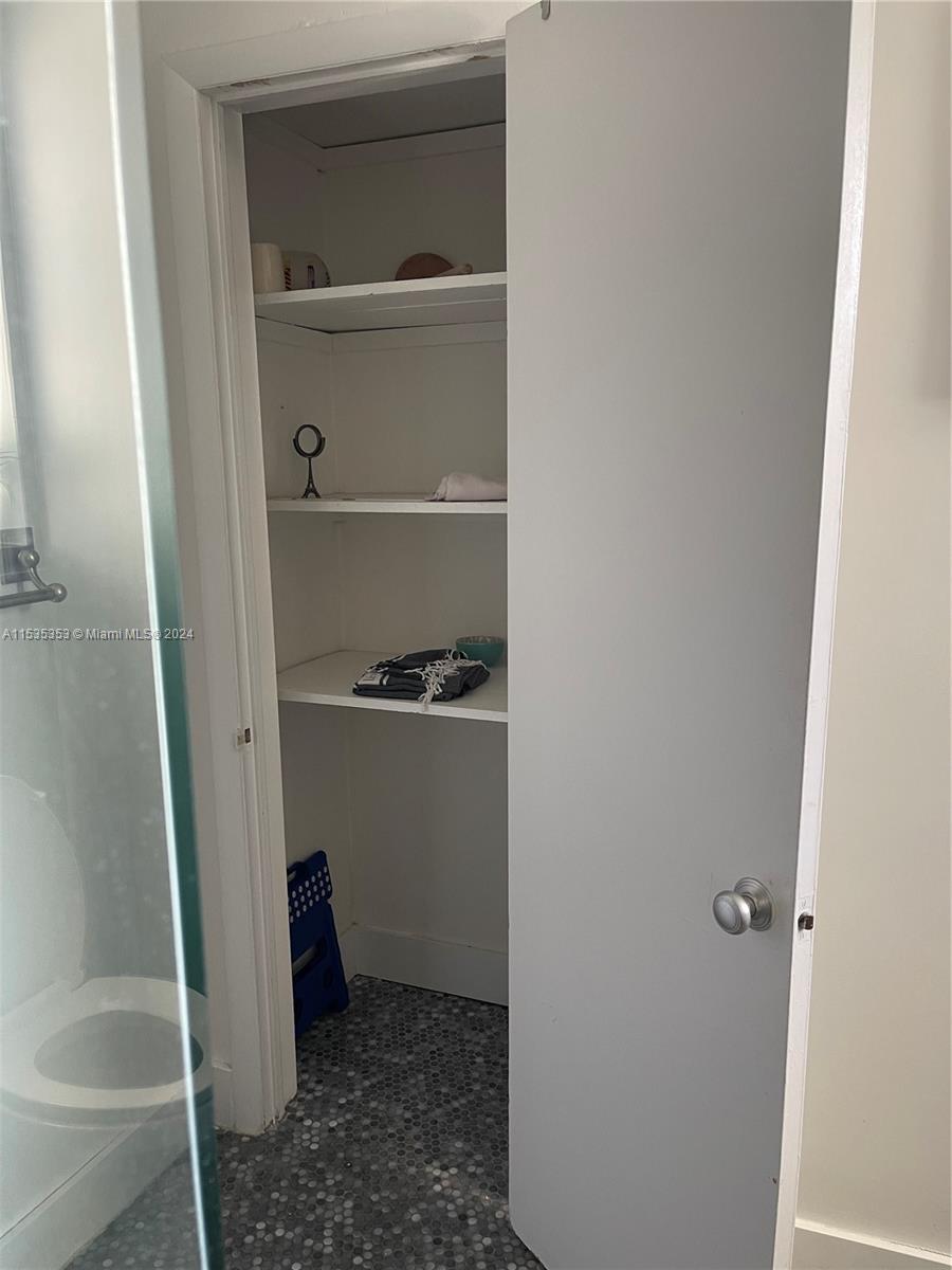 4010 N Meridian Ave 5, Miami Beach, Florida 33140, 2 Bedrooms Bedrooms, ,1 BathroomBathrooms,Residentiallease,For Rent,4010 N Meridian Ave 5,A11535353