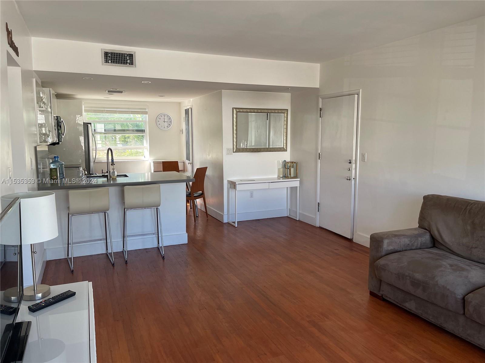 4010 N Meridian Ave 5, Miami Beach, Florida 33140, 2 Bedrooms Bedrooms, ,1 BathroomBathrooms,Residentiallease,For Rent,4010 N Meridian Ave 5,A11535353