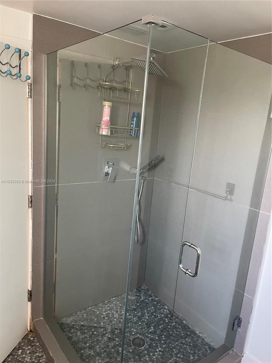 4010 N Meridian Ave 5, Miami Beach, Florida 33140, 2 Bedrooms Bedrooms, ,1 BathroomBathrooms,Residentiallease,For Rent,4010 N Meridian Ave 5,A11535353