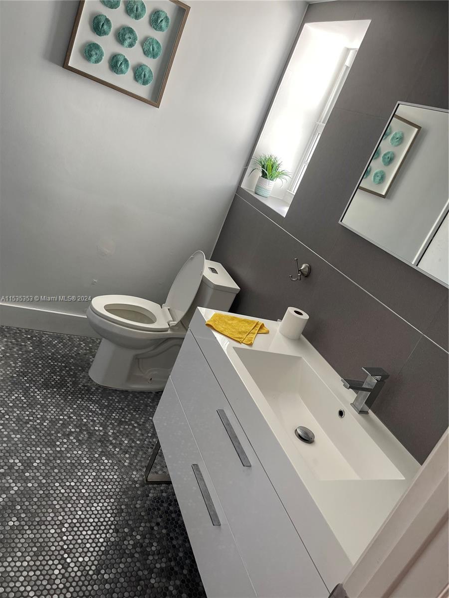 4010 N Meridian Ave 5, Miami Beach, Florida 33140, 2 Bedrooms Bedrooms, ,1 BathroomBathrooms,Residentiallease,For Rent,4010 N Meridian Ave 5,A11535353