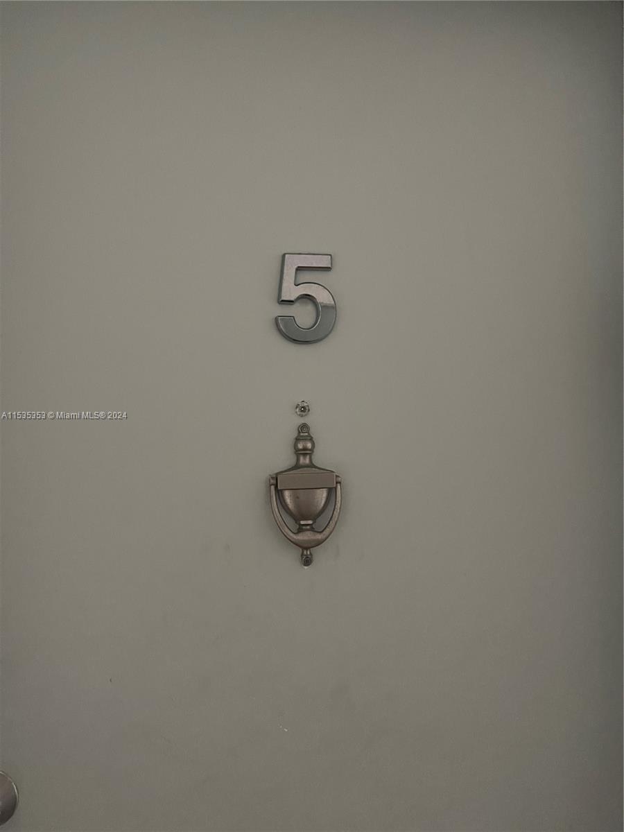 4010 N Meridian Ave 5, Miami Beach, Florida 33140, 2 Bedrooms Bedrooms, ,1 BathroomBathrooms,Residentiallease,For Rent,4010 N Meridian Ave 5,A11535353