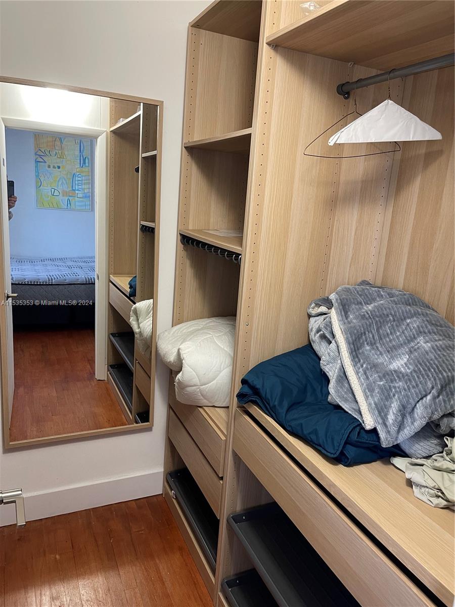 4010 N Meridian Ave 5, Miami Beach, Florida 33140, 2 Bedrooms Bedrooms, ,1 BathroomBathrooms,Residentiallease,For Rent,4010 N Meridian Ave 5,A11535353