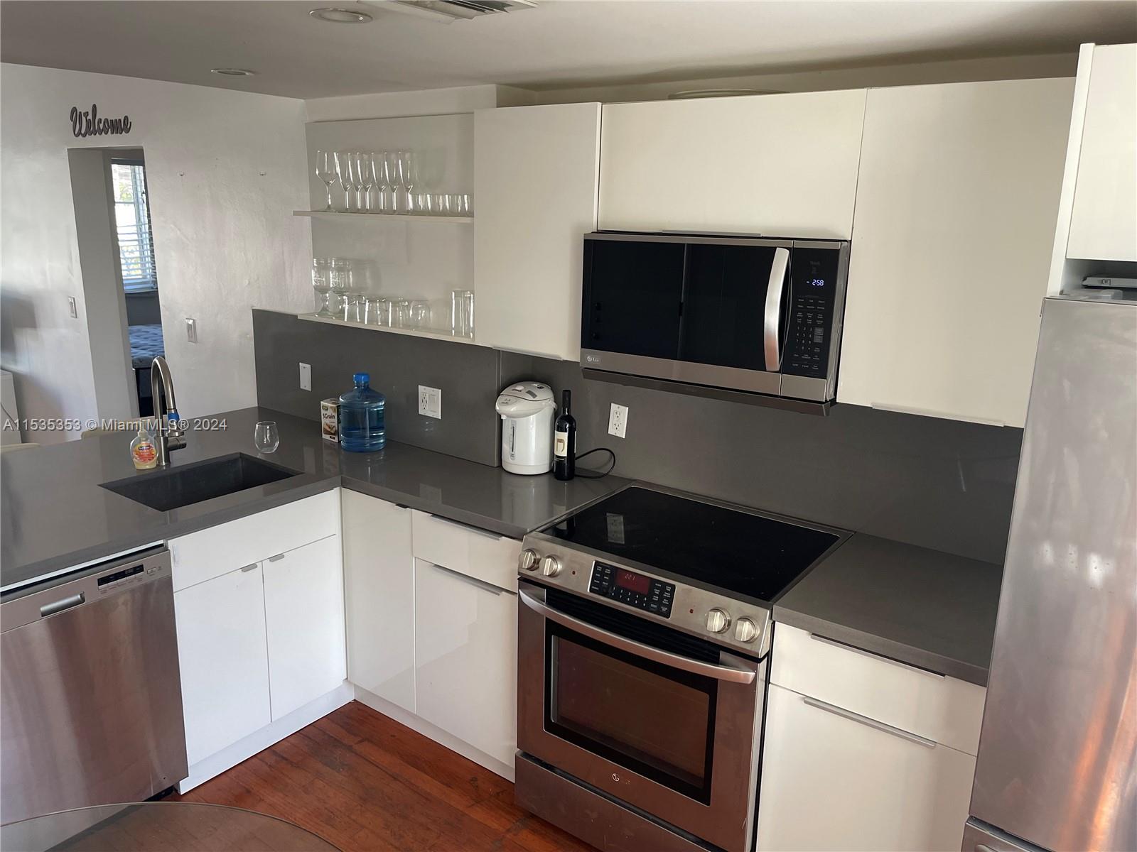 4010 N Meridian Ave 5, Miami Beach, Florida 33140, 2 Bedrooms Bedrooms, ,1 BathroomBathrooms,Residentiallease,For Rent,4010 N Meridian Ave 5,A11535353