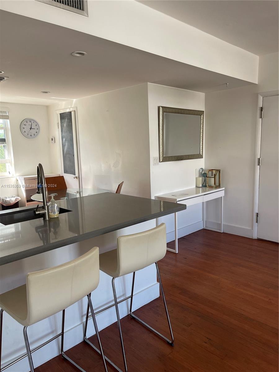 4010 N Meridian Ave 5, Miami Beach, Florida 33140, 2 Bedrooms Bedrooms, ,1 BathroomBathrooms,Residentiallease,For Rent,4010 N Meridian Ave 5,A11535353